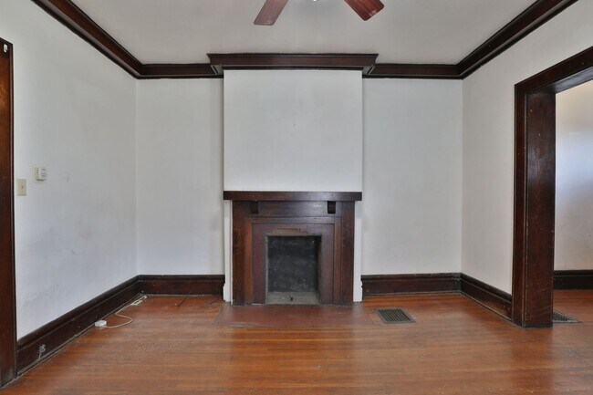 Building Photo - Central Campus - LARGE 4 Bedroom House with off-street parking