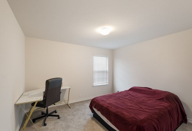 Building Photo - Private Cul-de-Sac Living with Spacious Backyard