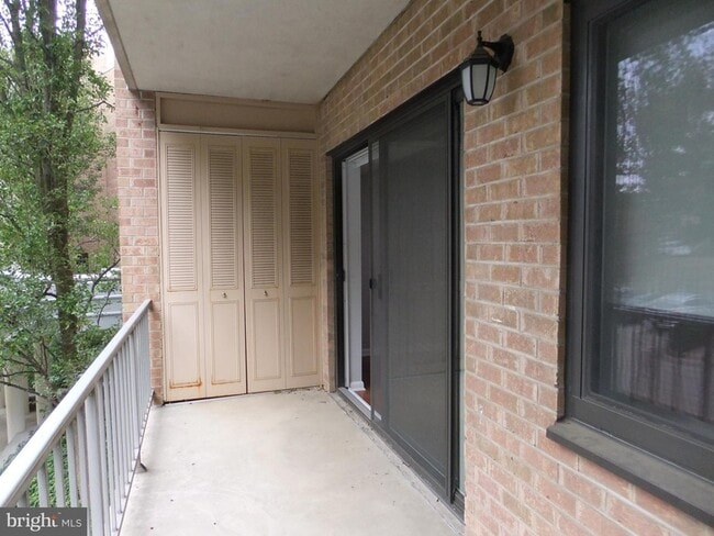 Building Photo - 1637 Oakwood Dr