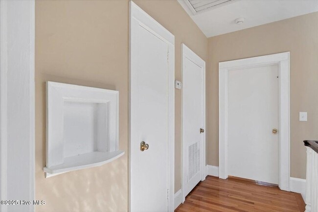 Building Photo - 300 Dogwood Ln