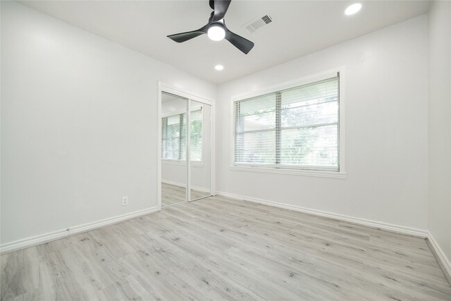Building Photo - 5027 Darnell St