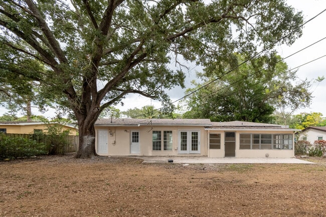 Building Photo - 170 SE Serenata Ct