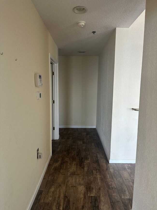 Building Photo - Very spacious 4 bd 3 bath Penthouse on the...