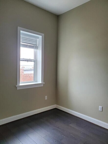 Bedroom with 12 foot ceilings - 256 E Broadway