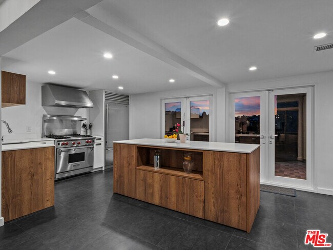 Building Photo - 8460 Cole Crest Dr