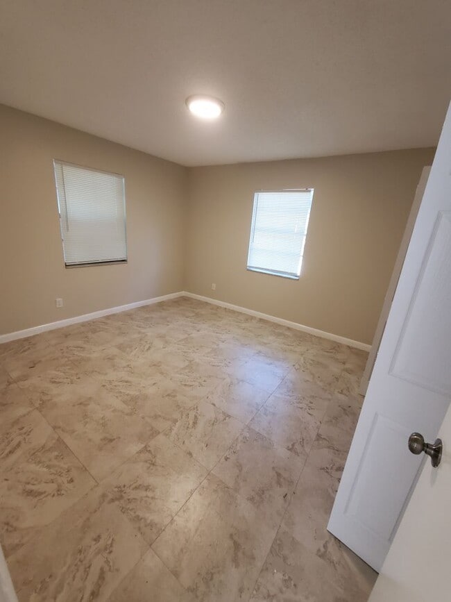 Building Photo - Cute & Cozy 2 Bedroom Cottage in Tampa $1550 Move in July 1 2026