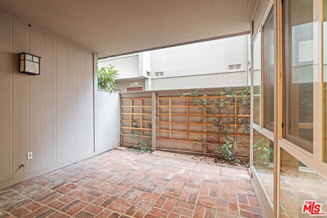 Building Photo - 2508 Arizona Ave