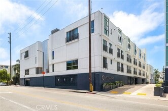 Building Photo - 3119 Vía Dolce