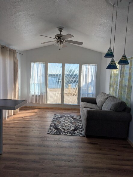 Building Photo - 4450 Pine Island Rd