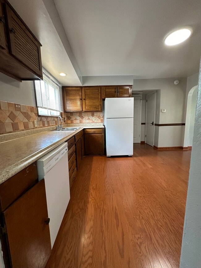 Building Photo - Pembroke Manor-4 bedroom 2.5 bath Single f...