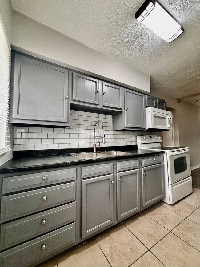 Interior Photo - 523 Hadley Avenue