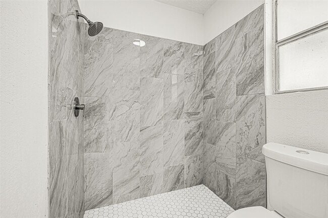 Building Photo - 13327 N Thorntree Dr