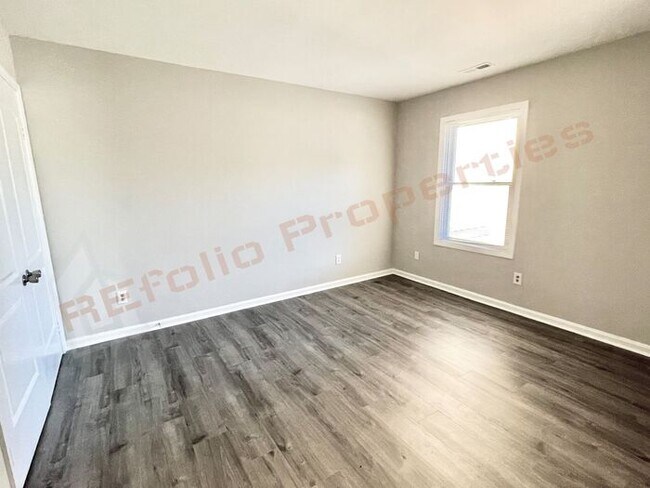 Building Photo - Carpetless 2 BD 1.5 Bath 2 Story Quadplex ...