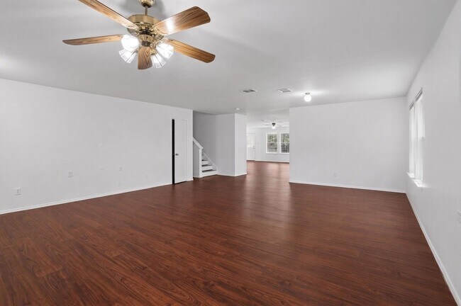 Building Photo - 5-bedroom, 3 bathrooms House for Rent