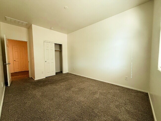 Building Photo - "Charming 3-Bedroom Oasis with 2 Baths & S...