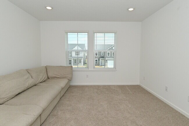 Building Photo - "Spacious 5-Bedroom Retreat with Luxurious Quartz Countertops & Fireplace on Deerberg Drive!"