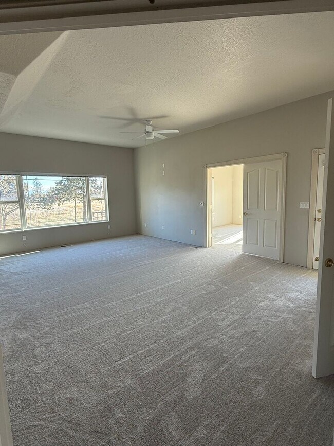 Building Photo - Spacious Redmond Estate on 14 Acres – 4,300+ Sq Ft, Pastures, 4-Car Garage