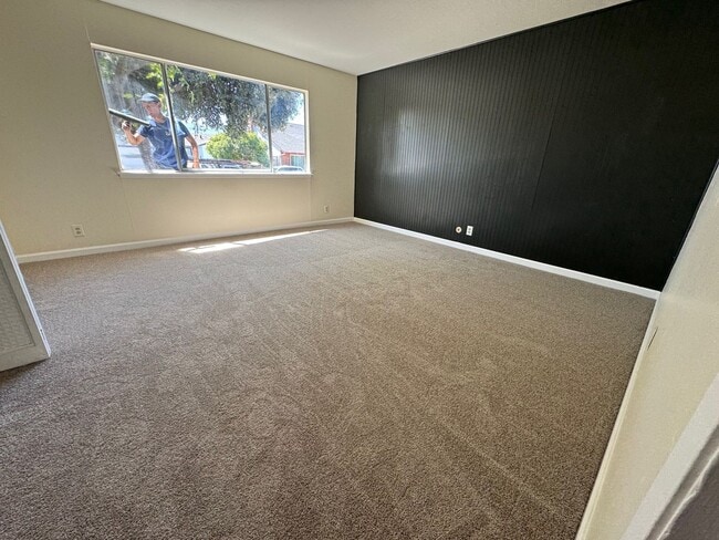 Building Photo - Remodeled 5 bedroom single level house - n...