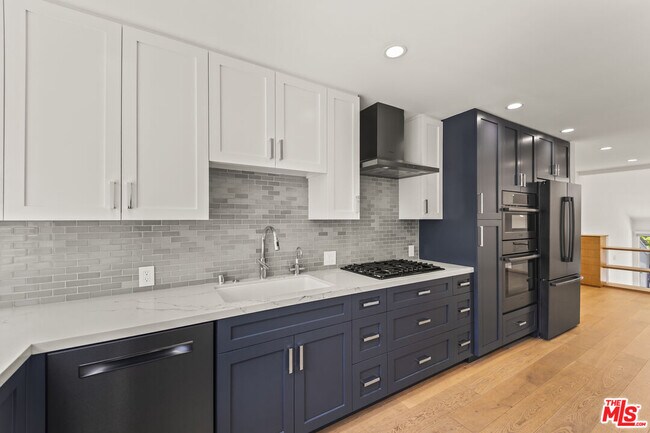 Building Photo - 13336 Maxella Ave