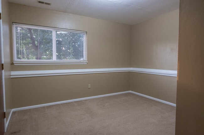 Building Photo - Charming 3-Bedroom Home with Stunning Pike...