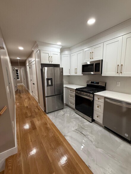 Building Photo - 13 Brook St