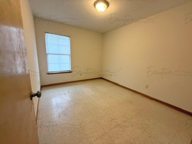 Building Photo - 2204 N Malcolm St