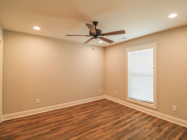 Building Photo - Modern 2 Bed @ bath Townhome!