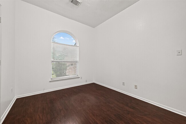Building Photo - 9323 Eaglewood Shadows Ct