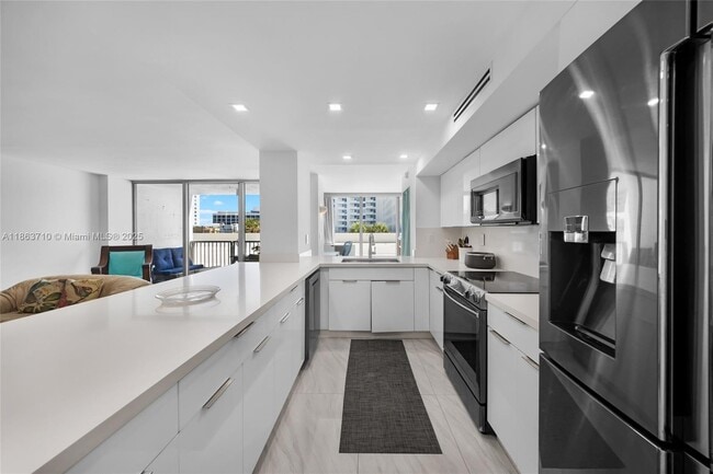 Building Photo - 2655 Collins Ave
