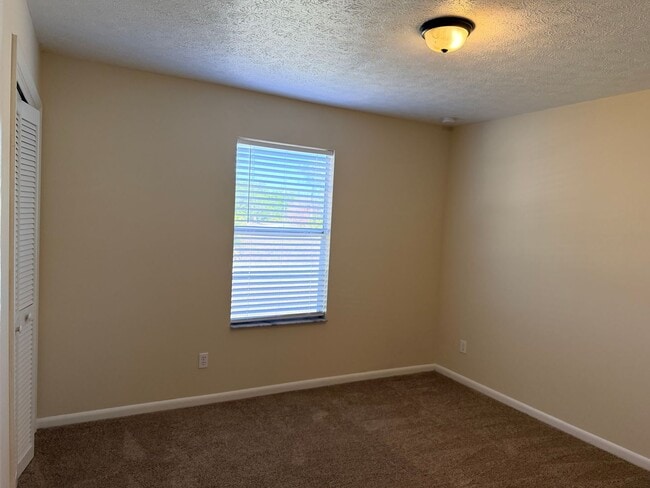 Building Photo - 3 bedroom 2 bath 1 Car Garage Single Family Home