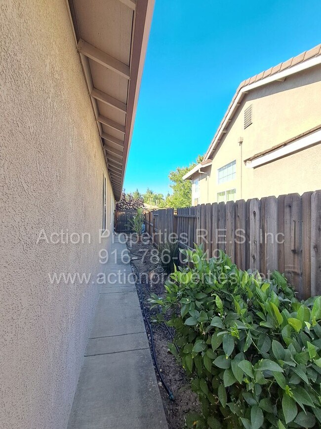 Building Photo - Action Properties R.E.S. Inc. Offering Beautiful Highland Park Single Story 3 Car, 4 Bedroom, Gar...