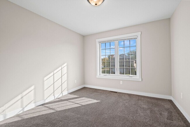 Building Photo - 521 Meadow Ln