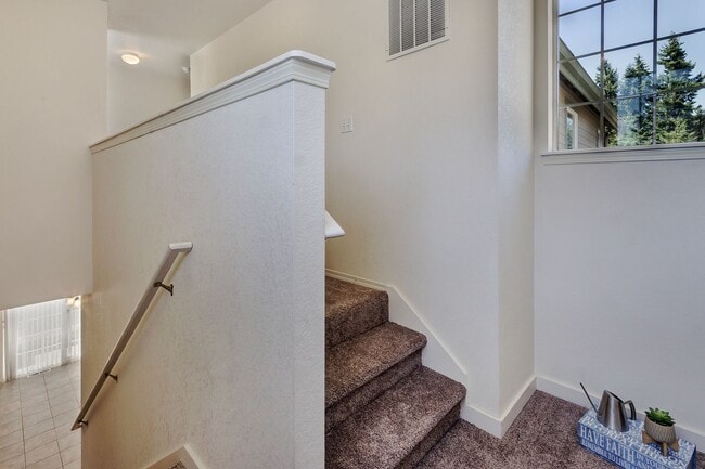 Building Photo - Must see! Spacious 3bd 2bath Ready for Imm...