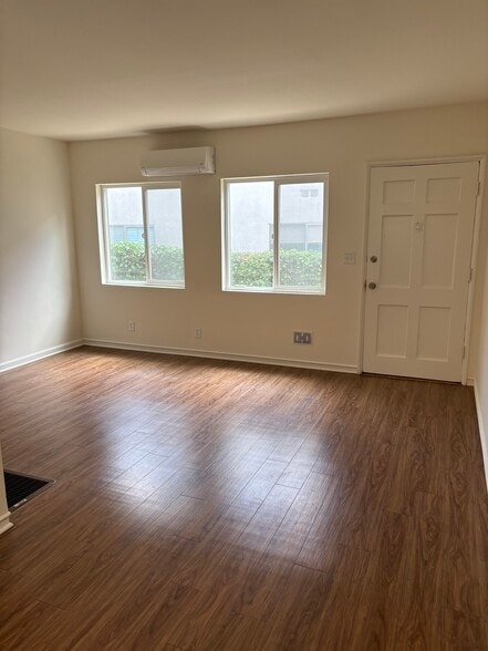 Living room - 322 Cornell Dr