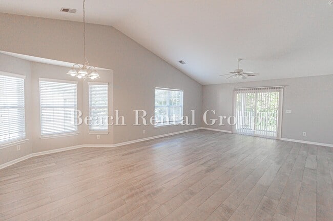 Building Photo - 4850 Meadowsweet Dr