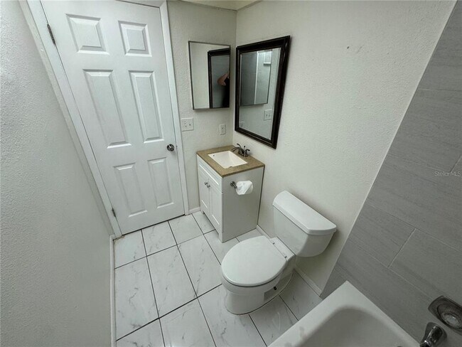 Building Photo - 3300 Fox Chase Cir