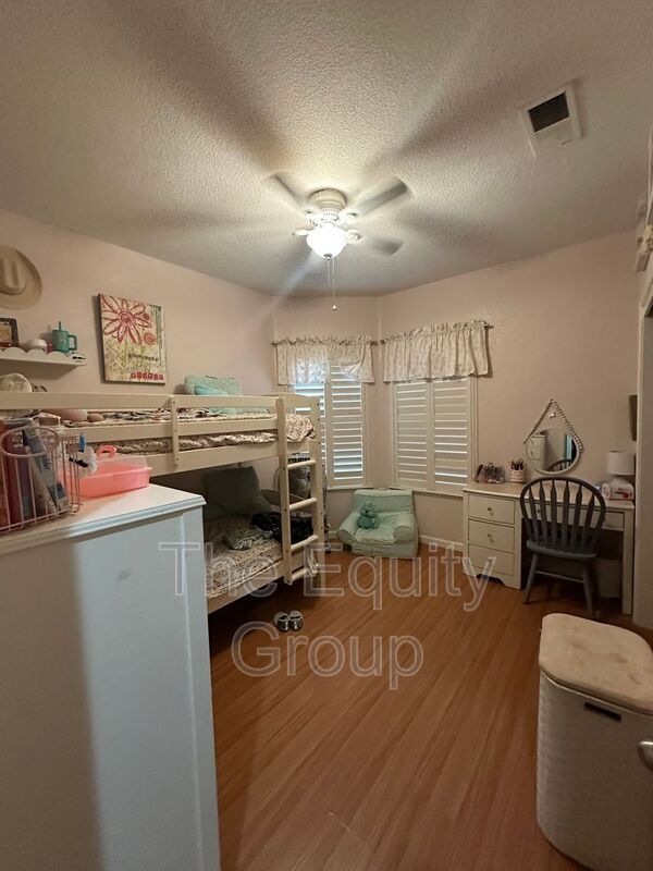 Building Photo - 6227 W Oak Ave