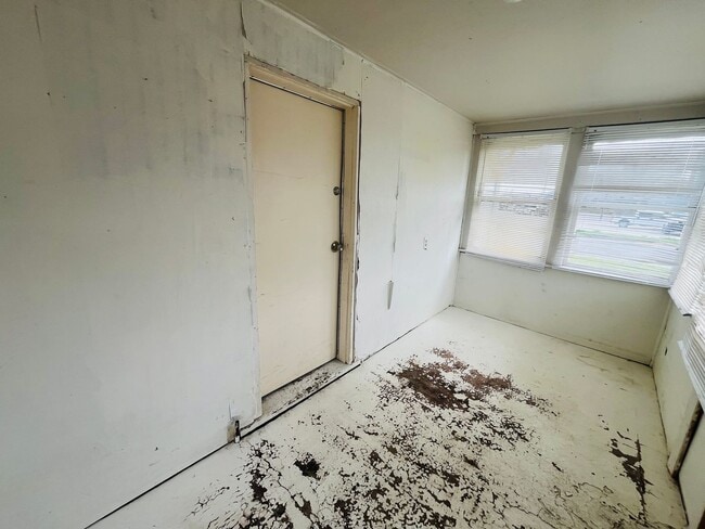 Building Photo - 4 bedroom 2 bathroom house (2 bedrooms non...