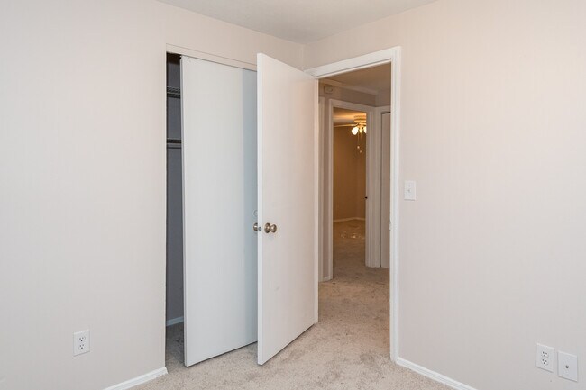 Building Photo - 6757 Summerdale Dr