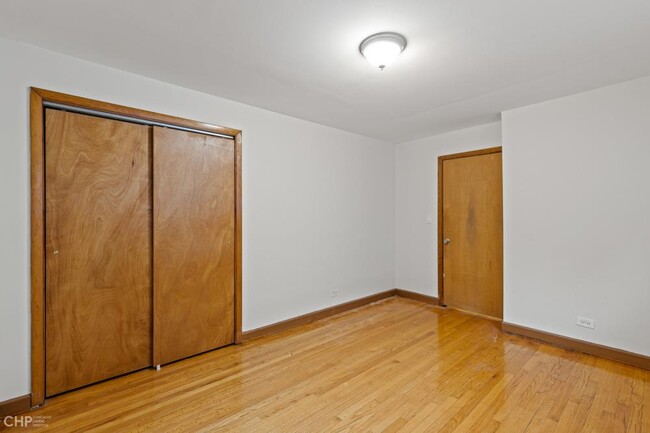 Building Photo - 3 bedroom in Chicago IL 60660