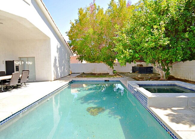 Building Photo - 5/3 Stunner in Cathedral City