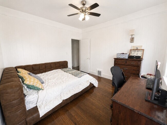 Building Photo - 926 Main St