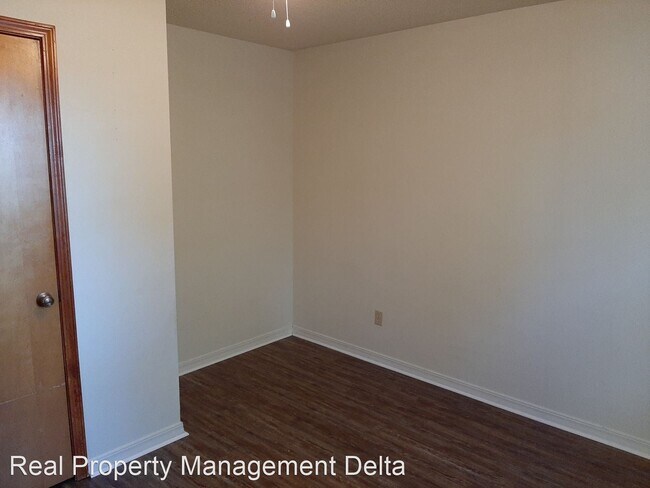 Building Photo - 2 br, 1 bath House - 634 Van Buren St.