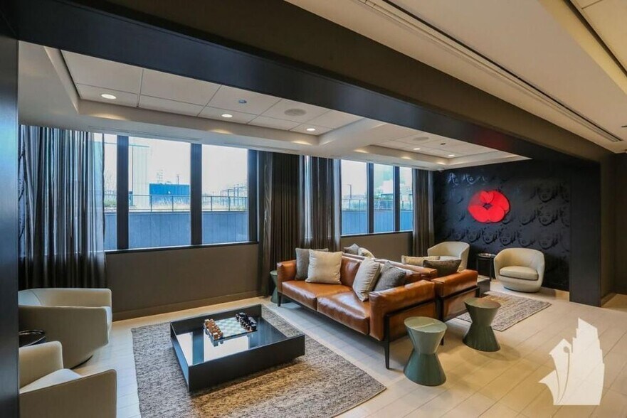 Building Photo - 637 N Wells St