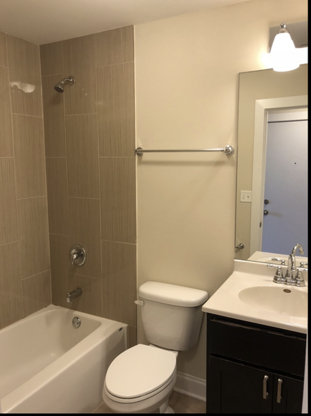 Bathroom - 1114 W Balmoral Ave