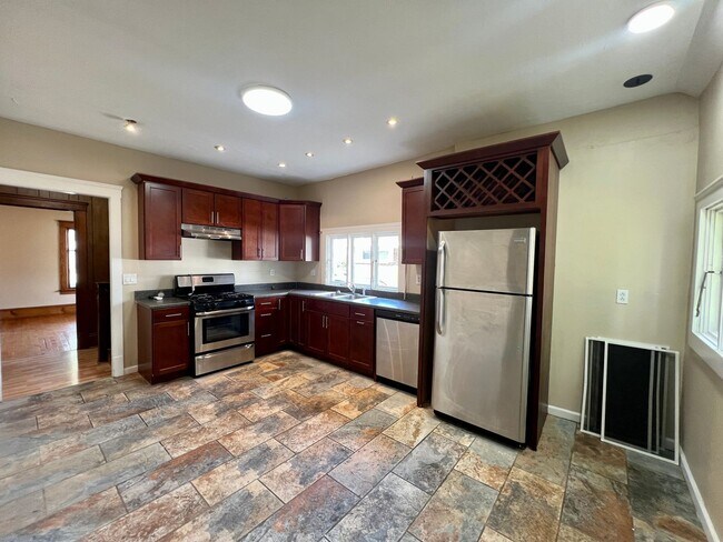 Building Photo - 4 Bedrooms 2 full Bath for rent