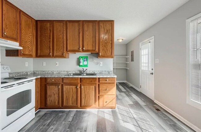 Building Photo - Updated 3 Bedroom/1 Bath