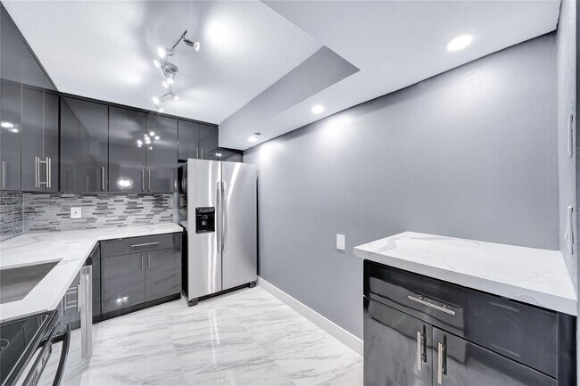 Building Photo - 1100 St Charles Pl