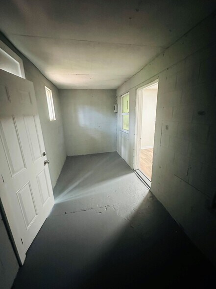 Building Photo - 7047 Ken Knight Dr E