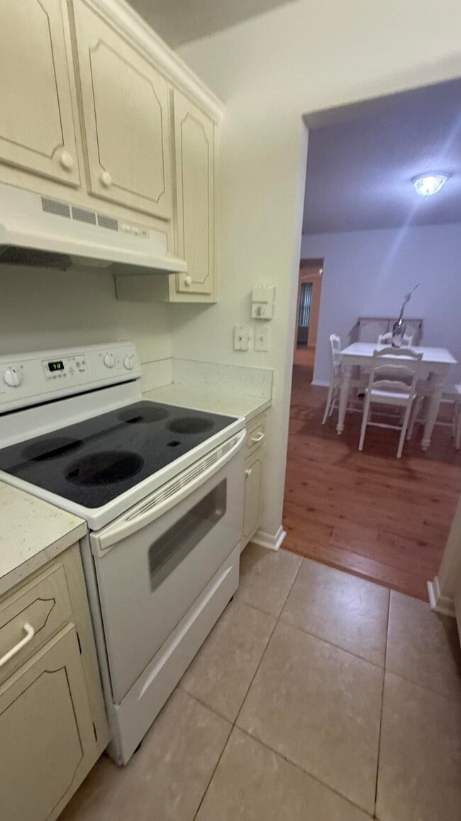 Building Photo - 275 N High Point